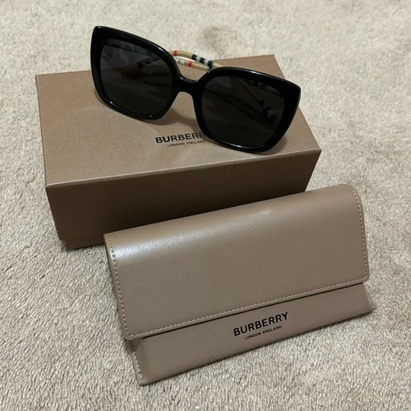 Burberry | Accessories | Burberry Carroll 54mm Black Square 